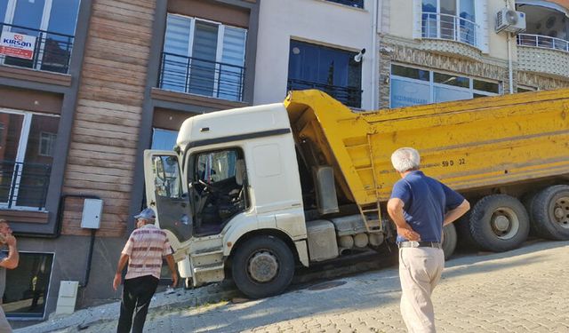 Deprem değil, kamyon çarpması!