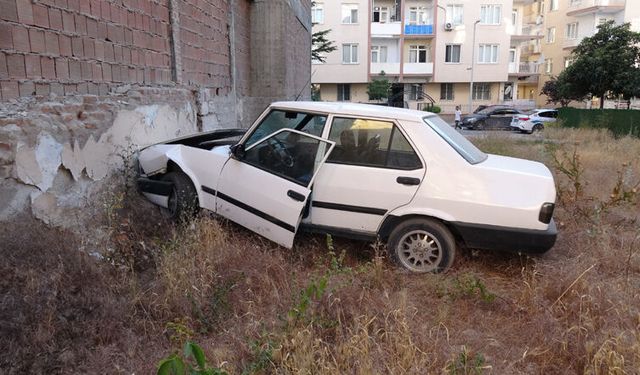 Otomobili duvara çarptı, kayıplara karıştı