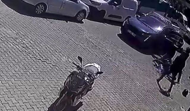 Çukurdan kaçmak için yavaşlayan motosikletliyi böyle darbetti!