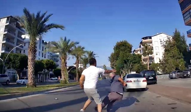 Yaşlı adamın yere düştüğü yumruklu trafik kavgasının araç kamerası görüntüleri ortaya çıktı