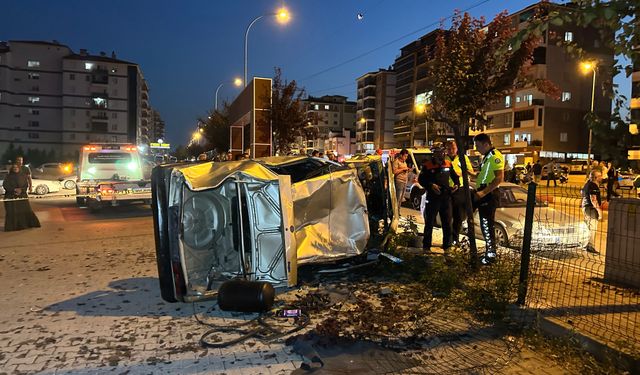 Katliam gibi kaza kamerada! Yayalara çarpan otomobil takla atarak otoparka daldı