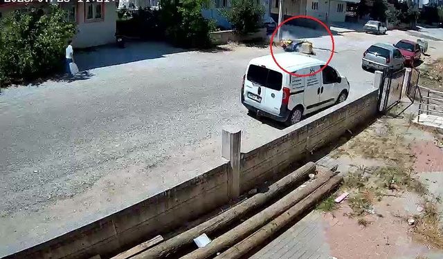 Aşırı sıcak kaza yaptırdı! Postacının aydınlatma direğine çarptığı anlar kamerada