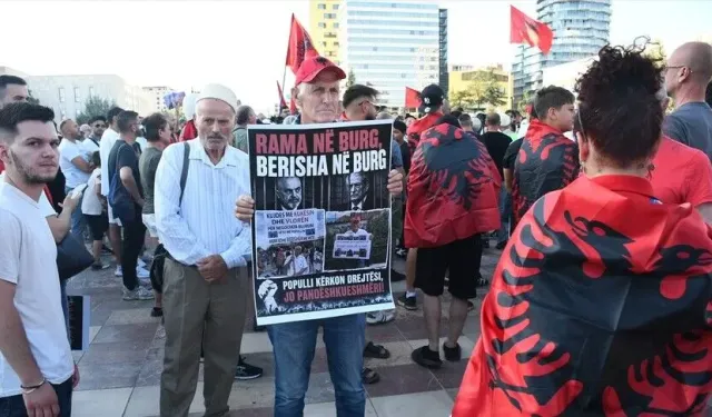 Zvernec projesi Arnavutluk'u karıştırdı: Başkentte hükümete istifa çağrısı