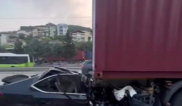 Kocaeli'de feci kaza: Otomobil tırın altına girdi, baba ile oğlu hayatını kaybetti