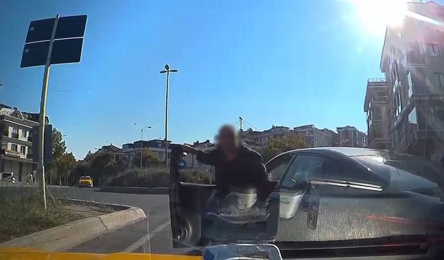 Trafik magandası taksicinin önünü kesip aracını yumrukladı!