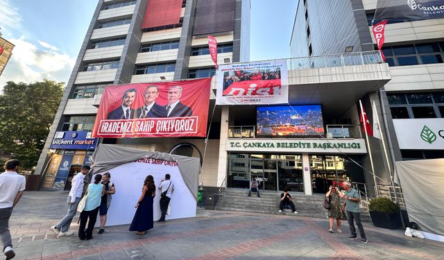 Belediye önünde dikkat çeken destek! "Parla Çankaya" notları peş peşe geldi