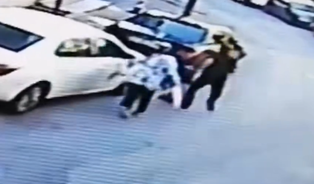 Pazardan dönen yaşlı kadına sokak ortasında yumruk! O anlar güvenlik kamerasında