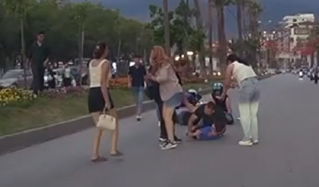 Yaya geçidinde korkunç anlar! Araçların yol verdiği çocuğa motosiklet çarptı