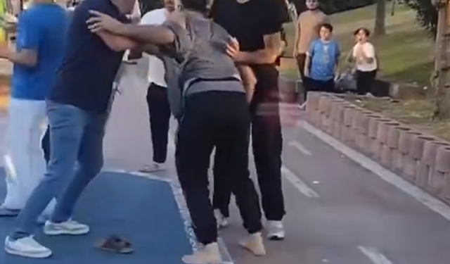"Kızıma nasıl vurursun?" kavgası büyüdü! Parkta iki aile birbirine girdi