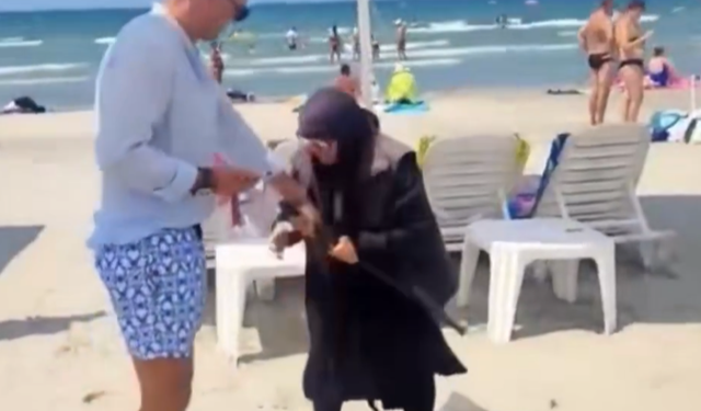 Sahilde ilginç kavga! Elindeki bastonla plaj görevlisini kovaladı