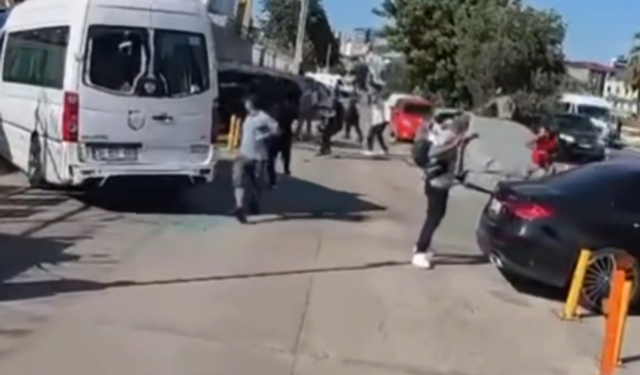 Tuzla'da trafikte sopalı kavga! Yolcu dolu servis aracının camlarını kırdılar