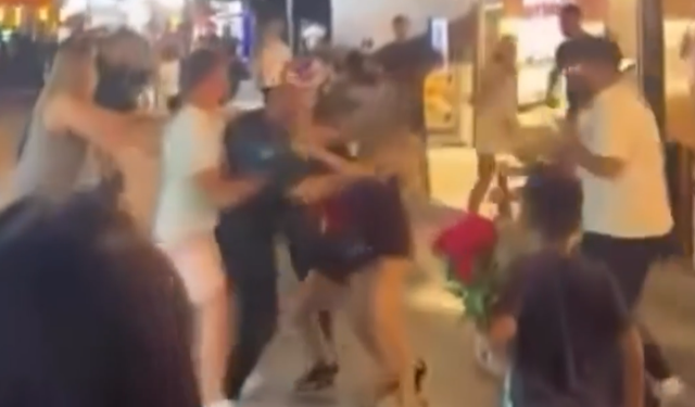 Bodrum Barlar Sokağı'nda gece kavgası! Kadının yere fırlatıldığı anlar kamerada