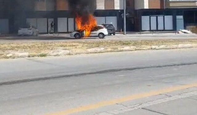 Elmadağ'da korku dolu anlar! Seyir halindeki otomobil alev topuna döndü