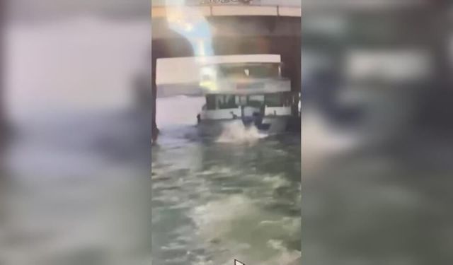 Haliç’te Unkapanı Köprüsü’ne çarpan tekneden düşen görevlinin son anları kamerada