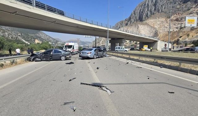 Kavşağı kaçırınca geri manevra yaptı peşinden gelen otomobil çarptı: 4 yaralı