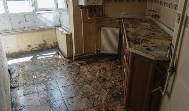 Mamak'ta çöp ev şoku! Apartmandan yayılan koku gerçeği ortaya çıkardı