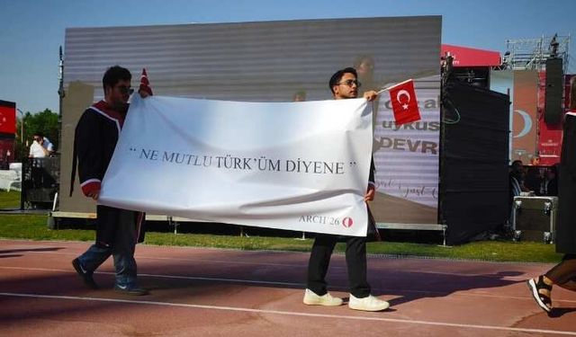 ODTÜ'de mezuniyet coşkusu! Devrim stadyumu renkli görüntülere sahne oldu