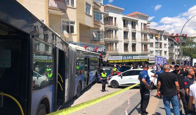 Mamak’ta can pazarı: Şoför kalp krizi geçirdi, dükkanlara daldı!