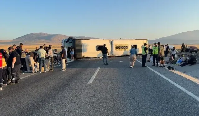 Kütahya'da yolcu otobüsü devrildi: Çok sayıda yaralı var!