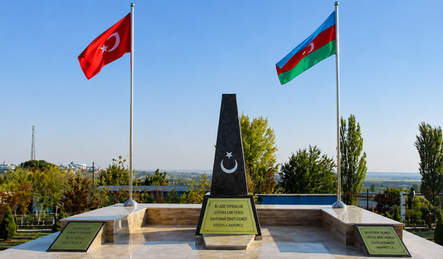 Kalkınma Elçileri Bakü'de Türk Şehitliği'ni ziyaret etti