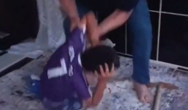 Elinde kazmayla geldi, küçük çocuğa saldırdı!