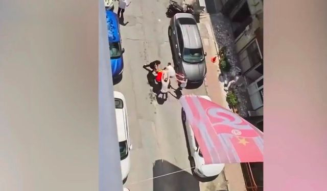 Sokak ortasında korku dolu anlar: Üç kişi birden kargo çalışanına saldırdı!