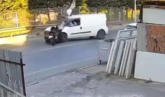 Sultanbeyli'de feci kaza: Kafa kafaya çarpıştılar, havaya uçup takla attılar!