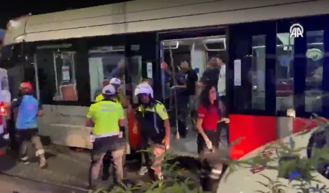 Zeytinburnu'nda tramvaylar kafa kafaya çarpıştı! Yaralılar var
