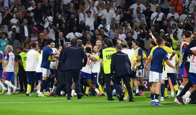 Lyon-Fenerbahçe maçı bitti, ortalık karıştı! Fransız taraftar Fenerbahçeli yıldıza saldırdı