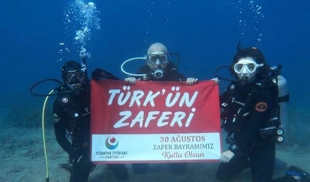 Türkiye İttifakı Partisi'nden 30 Ağustos'a deniz altında kutlama