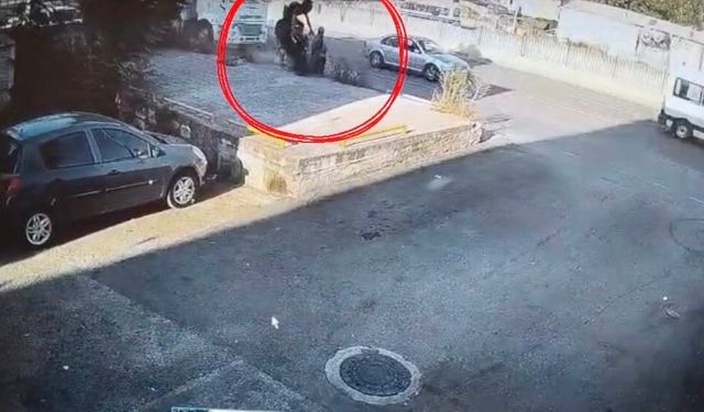 Bursa'da yayayı teğet geçen motosikletli duvara çakıldı! Feci kaza kamerada