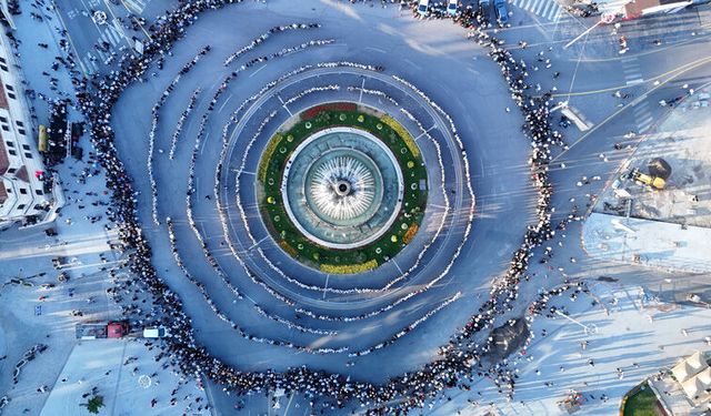 Sivas'ta renkli festival: Bin 58 kadın dünya rekoru için halay çekti