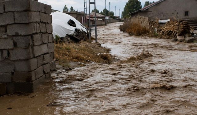 Ağrı Doğubayazıt'ta sağanak sele dönüştü