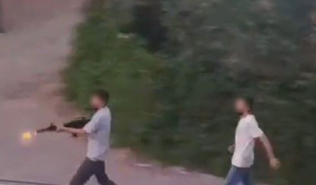 Evden uzun namlulularla çıkarak husumetlilerine kurşun yağdırdılar!