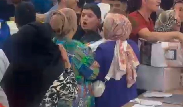 İndirimli mağaza açılışına gelenler birbirini ezdi: O anlar kamerada