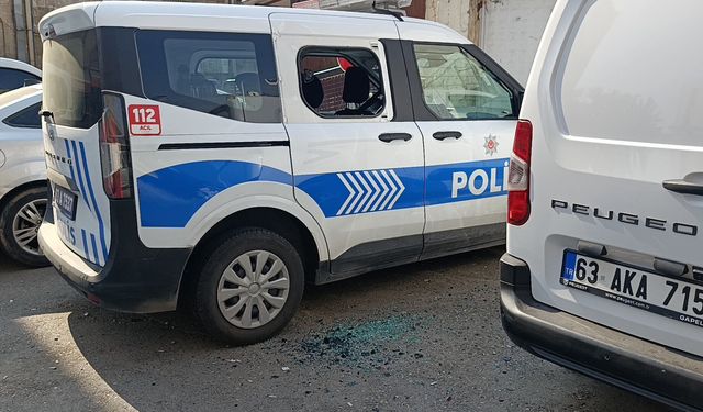 Şanlıurfa’da bıçaklı şüpheli polis aracının camını kırıp ekiplere saldırdı