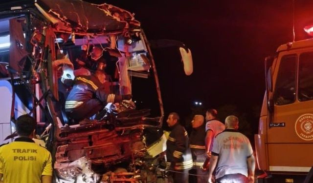 Gaziantep’te feci kaza! Yolcu otobüsü tırla çarpıştı: 2 ölü, 22 yaralı