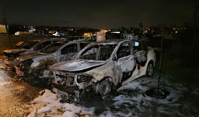 Avcılar’da oto galeride korkutan yangın! 3 otomobil alevlere teslim oldu