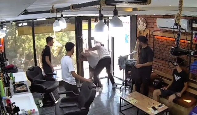 İzmir'de berbere giren bıçaklı saldırgana müşteriden yumruklu müdahale!