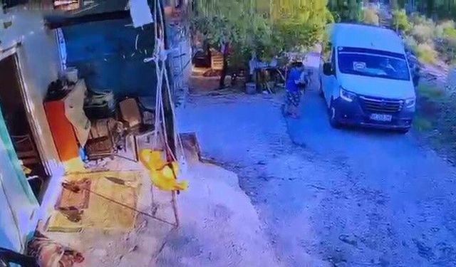 1,5 yaşındaki oğlunu minibüsle ezdi! Antalya'da geri manevra faciası kamerada