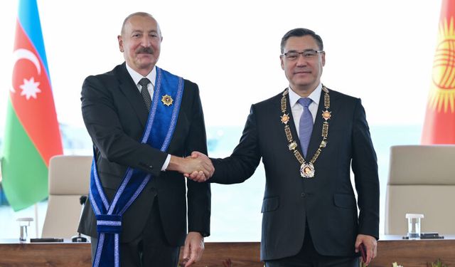 Aliyev ve Caparov’dan dikkat çeken tören: Karşılıklı nişan takdimi