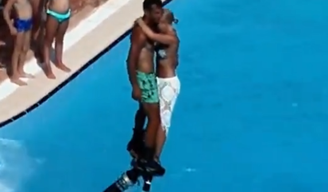 Kemer’de flyboard deneyimi ilginç anlara sahne oldu: Mesafe koyunca dengesini kaybetti