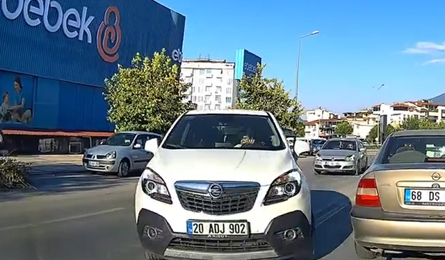 Denizli’de kazaya neden olan anlar kamerada: Dönüş yaparken başka yere baktı