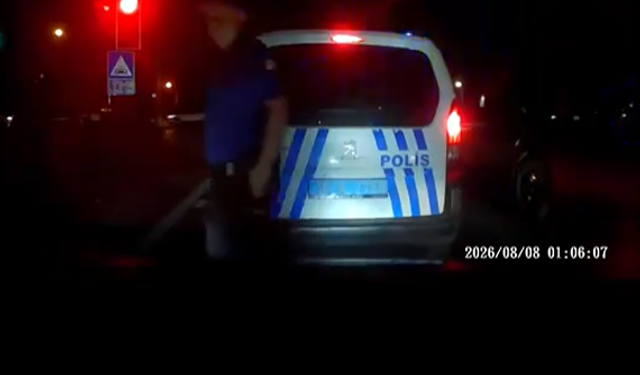 Yeşil ışıkta bekleyen polis aracına korna çaldı, aldığı tepki dikkat çekti