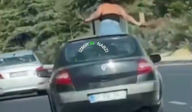 Manisa’da seyir halindeki otomobilde şaşkına çeviren görüntü: Sunroof’tan çıktı, ilginç hareketler yaptı