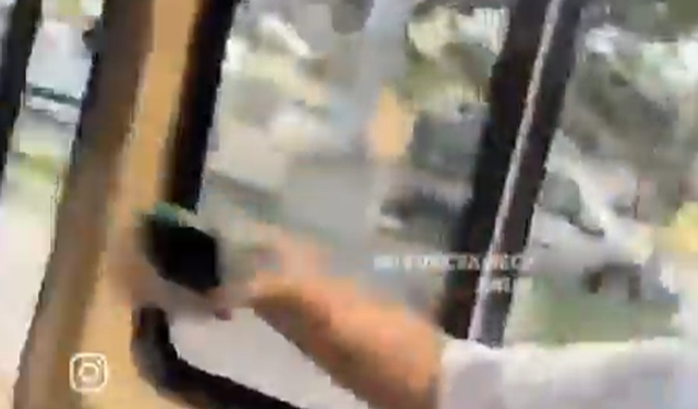 Trafikte kavga kamerada! Kadın yolcu minibüsten düştü