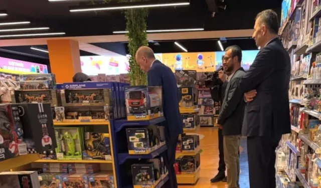 Cumhurbaşkanı Erdoğan’dan sürpriz “dede” mesaisi! Torunuyla oyuncakçıda görüntülendi