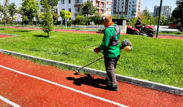 Etimesgut’ta park ve yeşil alanlarda yaz bakımı sürüyor: Ekipler sahada