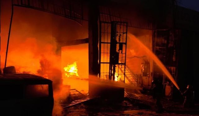 İnegöl’de mühürlü boya imalathanesinde yangın! 3 iş yeri ve minibüs zarar gördü