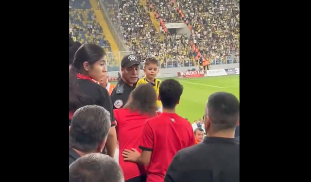 Gençlerbirliği-Fenerbahçe maçında tepki çeken görüntü! Minik taraftarın forması çıkartıldı
